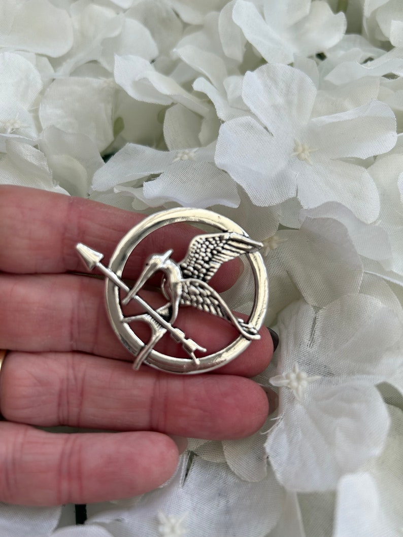 Hunger Games metal mockingjay/ mockingbird & arrow pin badge brooch presented in an organza gift bag Silver