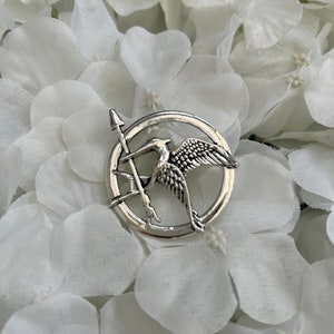 Hunger Games metal mockingjay/ mockingbird & arrow pin badge brooch presented in an organza gift bag image 8