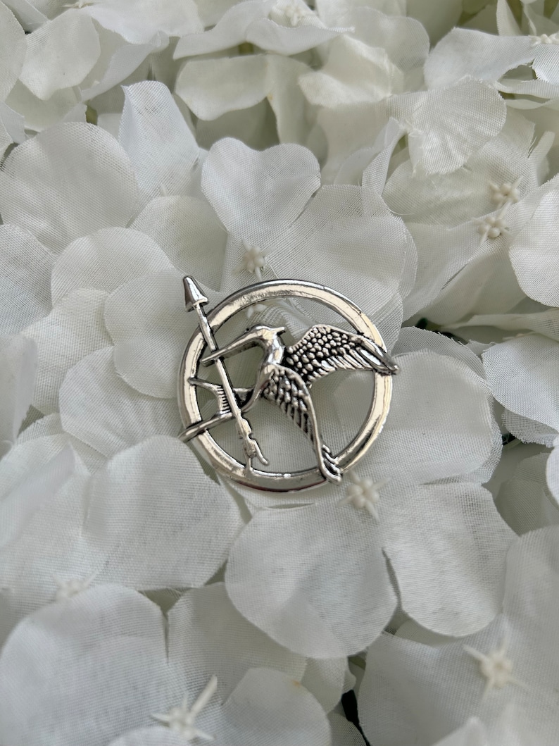 Hunger Games metal mockingjay/ mockingbird & arrow pin badge brooch presented in an organza gift bag image 8