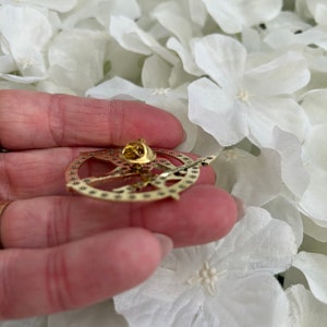 Hunger Games metal mockingjay/ mockingbird & arrow pin badge brooch presented in an organza gift bag image 5