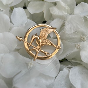 Hunger Games metal mockingjay/ mockingbird & arrow pin badge brooch presented in an organza gift bag image 7