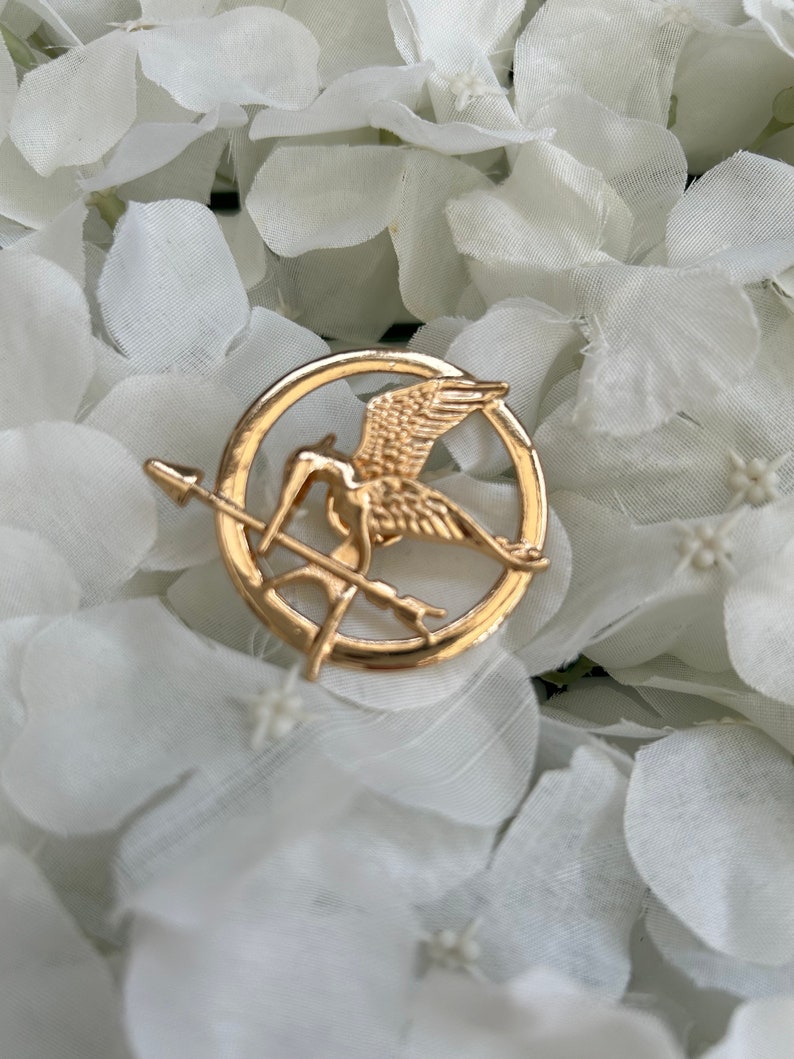 Hunger Games metal mockingjay/ mockingbird & arrow pin badge brooch presented in an organza gift bag image 7