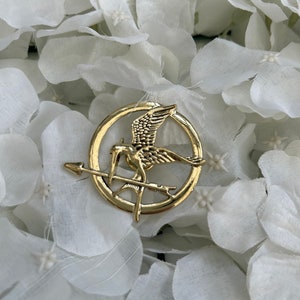 Hunger Games metal mockingjay/ mockingbird & arrow pin badge brooch presented in an organza gift bag image 6