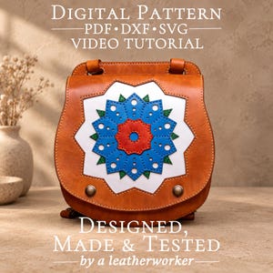 Op de afbeelding: Een bruine leren tas met een wit, blauw en rood stervormig inlegwerk op de voorflap, vastgezet met twee metalen klinknagels. De tekst luidt: DIGITAL PATTERN PDF DXF SVG VIDEO TUTORIAL DESIGNED, MADE & TESTED by a leatherworker.
