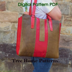 Puede incluir: Un bolso tote de cuero rojo, marrón y beige con asa superior y bandolera. El bolso lo lleva una persona que lleva una camisa blanca y pantalones vaqueros azules. El texto "Digital Pattern PDF" y "Tree House Patterns" es visible en la imagen.