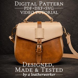 Op de afbeelding: Een tweekleurige leren handtas met een lichtbeige klep en een middenbruine body, voorzien van een centrale verticale riem en metalen gespsluiting. De tas heeft een handvat, afneembare schouderriem en de tekst DIGITAL PATTERN PDF DXF SVG VIDEO TUTORIAL DESIGNED, MADE & TESTED by a leatherworker.