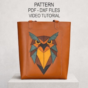 Może przedstawiać: Brązowa skórzana torba typu tote z geometrycznym wzorem sowy w odcieniach brązu, turkusu, pomarańczy i czerni. Torba ma dwa uchwyty i przednią kieszeń. U góry znajduje się napis "PATTERN PDF - DXF FILES VIDEO TUTORIAL".