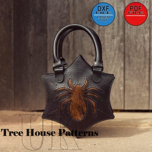 Puede incluir: Un bolso de mano de cuero negro con un diseño de araña. La araña está hecha de cuero marrón con una textura peluda. El bolso tiene una base en forma de estrella y dos asas negras. El texto "Tree House Patterns" es visible en la parte inferior de la imagen.