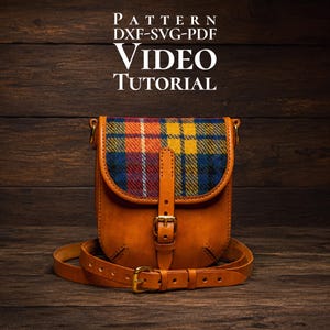 Könnte beinhalten: Braune Leder-Umhängetasche mit bunt kariertem Überschlag. Die Tasche hat einen Schnallenverschluss und einen verstellbaren Riemen. Das Bild enthält den Text "PATTERN DXF-SVG-PDF VIDEO TUTORIAL".