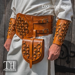 Pode incluir: Um conjunto de cinto, bolsa e punhos de couro castanho com anéis e fivelas de cor latão. O cinto tem um design largo com duas fivelas. A bolsa pende do cinto. Os punhos são adornados com vários anéis. O texto "DXF and PDF FILE" é visível.