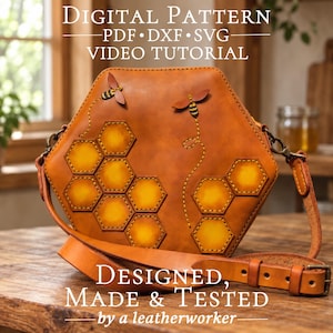 Puede incluir: Un bolso hexagonal de cuero color canela con patrones de panal en relieve y dos pequeñas aplicaciones de abejas. El bolso incluye una correa larga ajustable con herrajes metálicos. El texto dice: DIGITAL PATTERN PDF DXF SVG VIDEO TUTORIAL DESIGNED, MADE & TESTED by a leatherworker.
