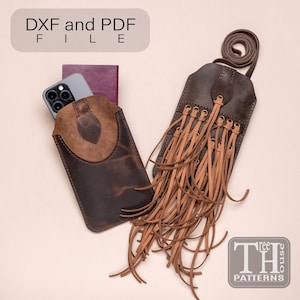 Könnte beinhalten: Ein braunes Leder-Handy-Etui mit einem Fransenriemen. Das Etui hat eine Klappe mit einem braunen Lederakzent. Das Etui ist mit "Treehouse Patterns" und "DXF and PDF FILE" beschriftet.