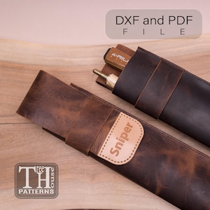 以下が含まれることがあります： 素朴な質感の茶色の革製ケースが2つ。1つのケースには「Sniper」と書かれた薄茶色の革製タグが付いています。ケースは開いており、内部のツールが見えます。画像には「DXF and PDF FILE」というテキストと「tree house PATTERNS」のロゴも含まれています。
