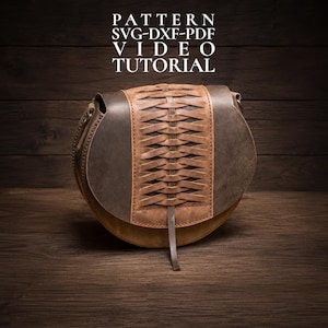 Pode incluir: Uma bolsa de couro marrom com um design tecido na aba. A bolsa tem formato arredondado e uma alça longa. O texto "PATTERN SVG-DXF-PDF VIDEO TUTORIAL" é exibido na parte superior.