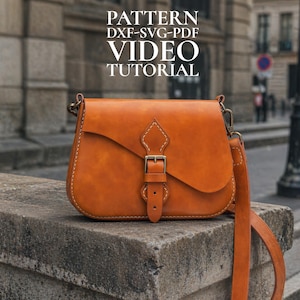 Puede incluir: Un bolso bandolera de cuero naranja hecho a mano con cierre de hebilla y correa ajustable. El bolso presenta costuras decorativas y se muestra sobre una superficie de piedra. El texto en la imagen dice: PATTERN, DXF-SVG-PDF, VIDEO, TUTORIAL.