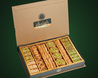 Une luxueuse boîte de 400 g (0,88 lb) de sucreries arabes provenant d'AlSultan International Factories, qui a remporté le prix du meilleur goût du monde pendant trois ans