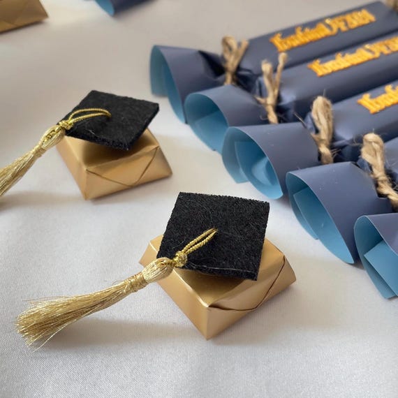 25 Scatole di Carta Cappello Laurea con Fiocco 9 x 6 x 9 cm