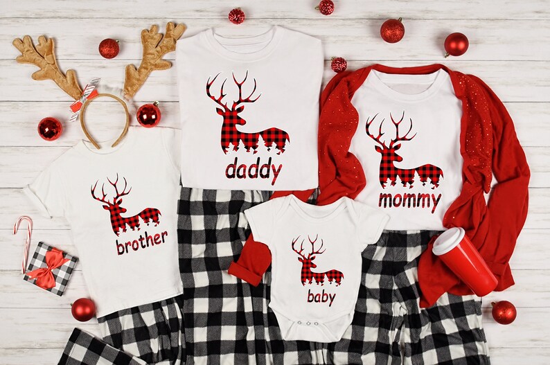Custom Family Deer Christmas Shirt: Buffalo Plaid Xmas T-Shirt 画像 1