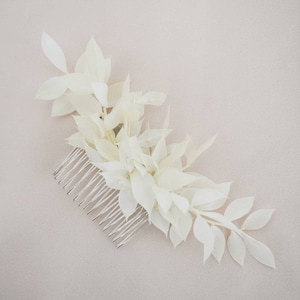 White Flower Hair Comb l Bridal Hair Accessories l Wedding Preserved Flower Hair Piece l Bride Headpiece l Preserved Ruscus Hair Piece