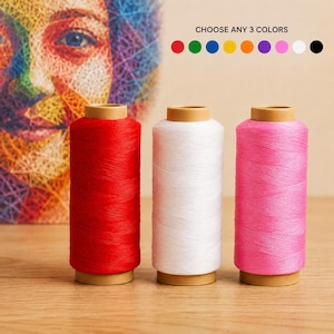Op de afbeelding: Drie cilindrische klossen garen in rood, wit en roze, verticaal geplaatst. Boven de klossen staat de tekst CHOOSE ANY 3 COLORS naast een rij van tien kleine gekleurde cirkels die de beschikbare kleuropties voor het garen weergeven.