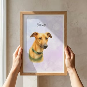 Può includere: Ritratto ad acquerello incorniciato di un cane marrone di nome Jonny. Il cane indossa un collare verde su uno sfondo viola e blu tenue. La cornice è in legno chiaro.