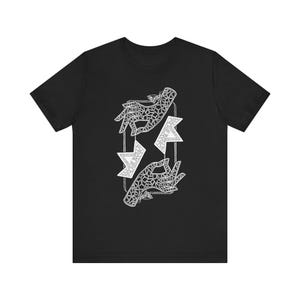 Camiseta con diseño original de vitral de catedral gótica con temática de luciérnaga y bicho - Rey de Picas