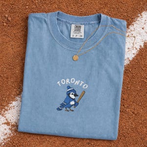 Camiseta de béisbol de Toronto bordada, sudadera con bordado minimalista del pájaro arrendajo azul, regalo para mamás aficionadas al béisbol, camiseta para aficionados a los deportes de Toronto