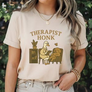 Therapist Honk Shirt, Funny Silly Goose Therapists Gift, Mental Health Counselor Tee, Psychologists & Animal Humor, Cute Pet Owner T-Shirt