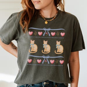 Kokette Katze Shirt für Frauen, süßes Vintages 80er Jahre Kätzchen T-Shirt Pastellschleife blaues Band T-Shirt Girly Cottagecore T-Shirt für Katzenliebhaber und Haustierbesitzer