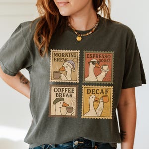Kaffee Gans Shirt, Dumme Gans Kaffee Liebhaber T-Shirt, Espresso Gans Vintage Briefmarke Design, lustiges Komfort Farben Geschenk für Koffein Süchtige