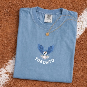 Puede incluir: Un juego de tres tazas de cerámica con un acabado mate moteado. Las tazas son de color crema, marrón claro y marrón oscuro. Cada taza tiene un diseño simple y minimalista.