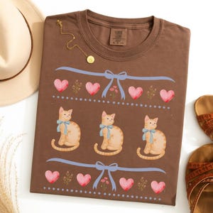 Kokette Katze Shirt für Frauen, süßes Vintages 80er Jahre Kätzchen T-Shirt Pastellschleife blaues Band T-Shirt Girly Cottagecore T-Shirt für Katzenliebhaber und Haustierbesitzer