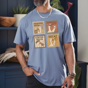 Kaffee Gans Shirt, Dumme Gans Kaffee Liebhaber T-Shirt, Espresso Gans Vintage Briefmarke Design, lustiges Komfort Farben Geschenk für Koffein Süchtige