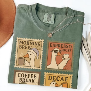 Kaffee Gans Shirt, Dumme Gans Kaffee Liebhaber T-Shirt, Espresso Gans Vintage Briefmarke Design, lustiges Komfort Farben Geschenk für Koffein Süchtige