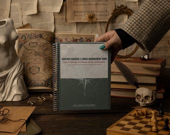 以下が含まれることがあります： 「Maritime Survival & Crisis Management Guide」というタイトルのスパイラル綴じの本を、ある人物が持っています。本は、チェスセット、スカル、アンティーク地図のある木製のテーブルの上にあります。装飾的な胸像とヴィンテージの眼鏡も表示されています。