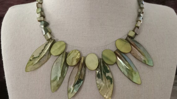 Vintage 90s Green Leaf Oval Abalone Shell Necklac… - image 3