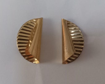 1980s Vintage Gold Tone Textured Swirl Taco Shell Earrings Post Back Like New