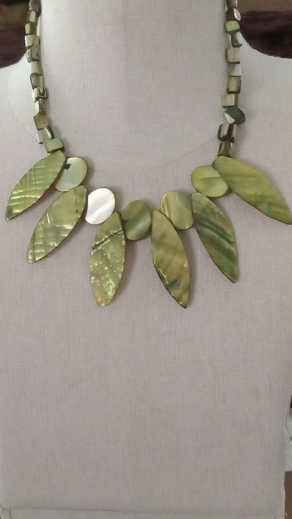 Vintage 90s Green Leaf Oval Abalone Shell Necklac… - image 2