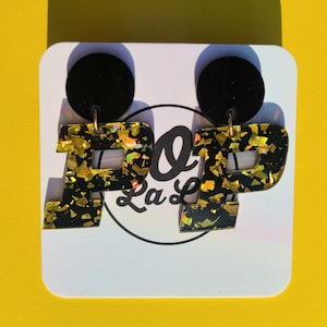 P earrings, black and yellow