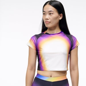 Das Blazing Purple Glow Top | Ein Lila Farbverlaufsstück für den Outta Sight | Cropped Raglan Tee mit Hi Kontrast Farbverlauf Print | Gans Taffy