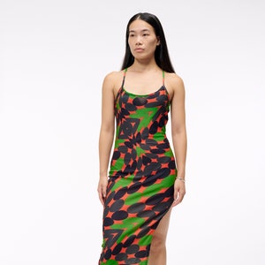 Das dochte Torque Kleid | Ein gedrehtes Stück für das Fabulously Extra | Spaghettiband in Jersey mit Schwarz Rot und Grün Print | Gans Taffy