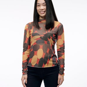 Das dochte Torque Top | Langarm Mesh Shirt mit Psychedelischem Orange Schwarz und Rot Print | Gans Taffy