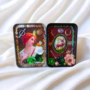 Mini altar de bolsillo Artemisa | Altar portátil en lata decorada a mano | Diosa griega de la libertad, la luna y la protección femenina