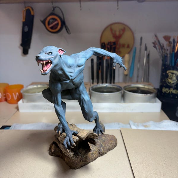 Figura de hombre lobo pintada a mano – Impresión 3D – Coleccionable de fantasía oscura – Escultura inspirada en películas de terror