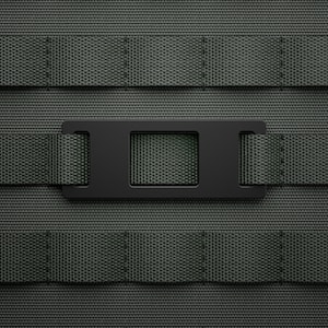 Op de afbeelding: Een zwarte plastic gesp met een rechthoekige opening, bevestigd aan twee groene nylon banden. De gesp is ontworpen voor gebruik met MOLLE-weefsel.