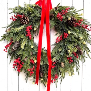 Corona navideña de invierno de pino cedro de Norfolk, piñas rústicas modernas, bayas rojas, lazo de terciopelo rojo, corona en cascada, decoración del hogar, regalo