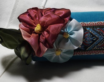 Alfiletero hecho a mano - Azul verdoso y pensamientos