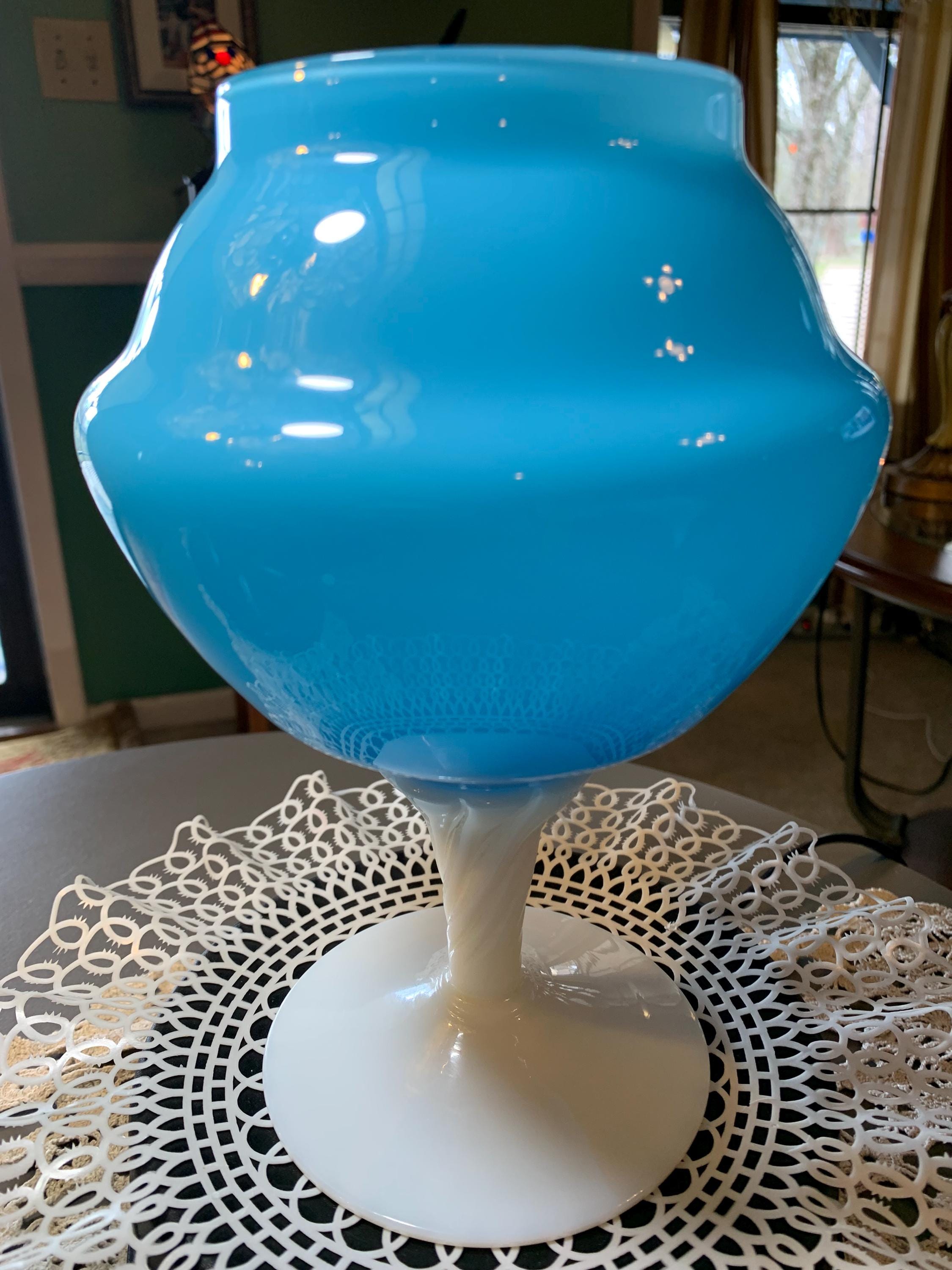 Vase en opaline bleue moulée à motif de feuilles d'acanthe; filets doré Vase en opaline bleue moulée à motif de feuilles d'acanthe; filets doré