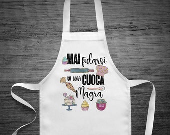 Schürze „Never Trust a Skinny Cook“ – Geschenkidee zum Muttertag – Geburtstagsgeschenk für Mama – Damenschürze