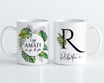 Personalisierte tropische Alphabet-Tasse – Geschenkidee für grüne Pflanzenliebhaber – tropische Tasse mit Monstera und Palmblättern